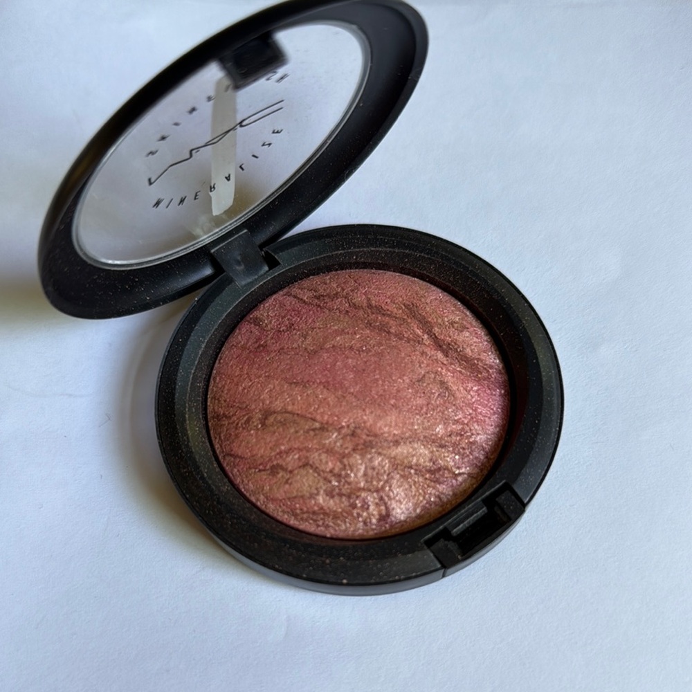 MAC Mineralize Skinfinish - Northern Light NWOT LE